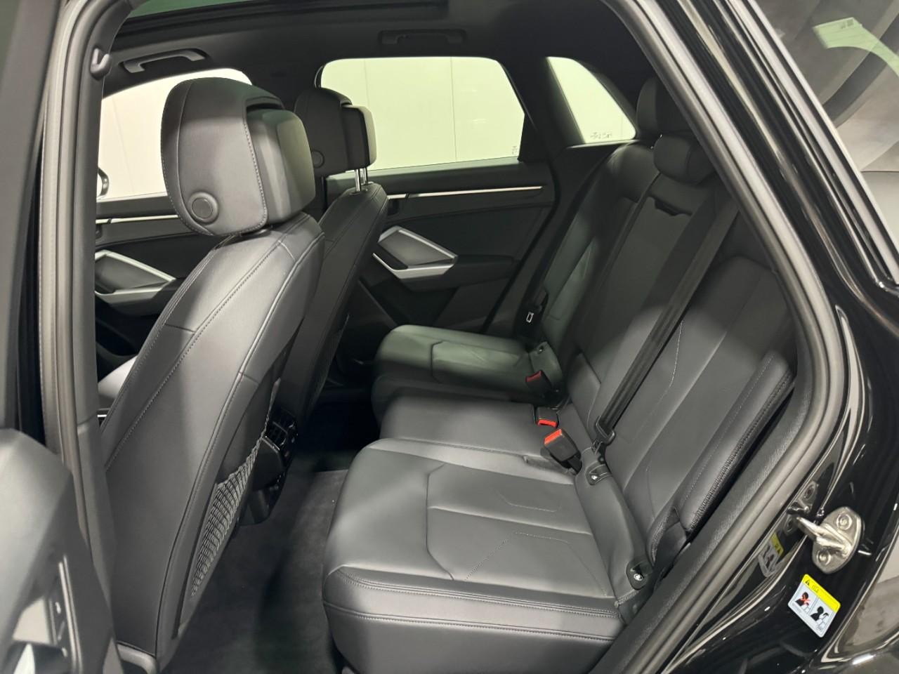 Audi Q3 Vehicle Full-screen Gallery Image 08