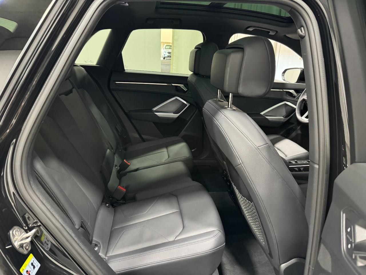 Audi Q3 Vehicle Full-screen Gallery Image 10