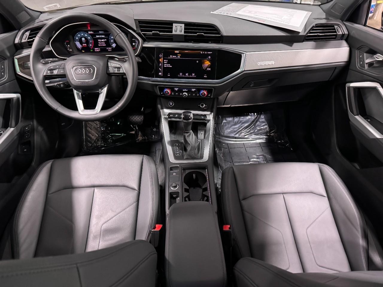 Audi Q3 Vehicle Full-screen Gallery Image 12