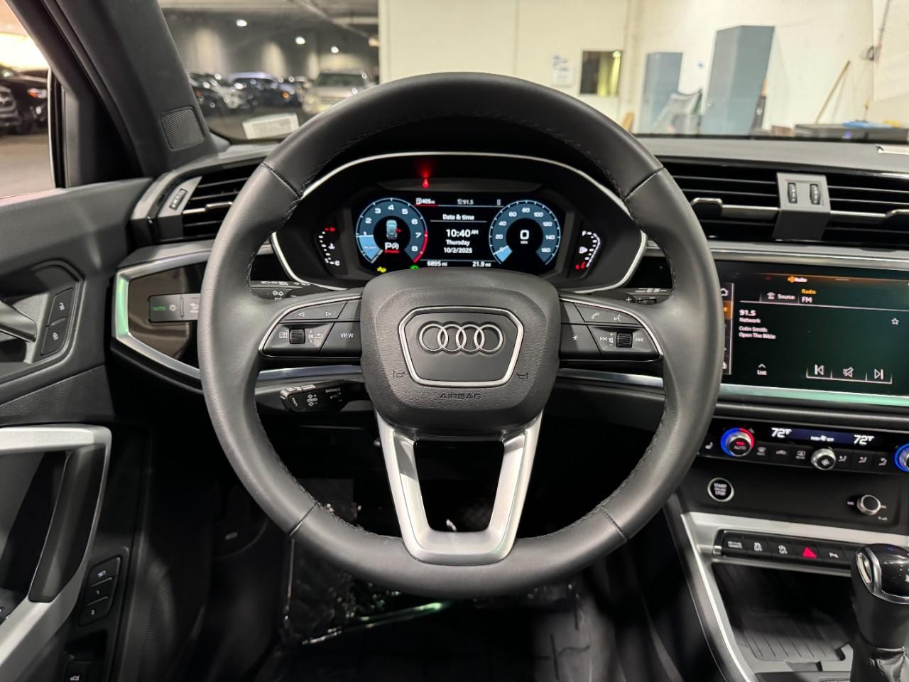 Audi Q3 Vehicle Full-screen Gallery Image 13