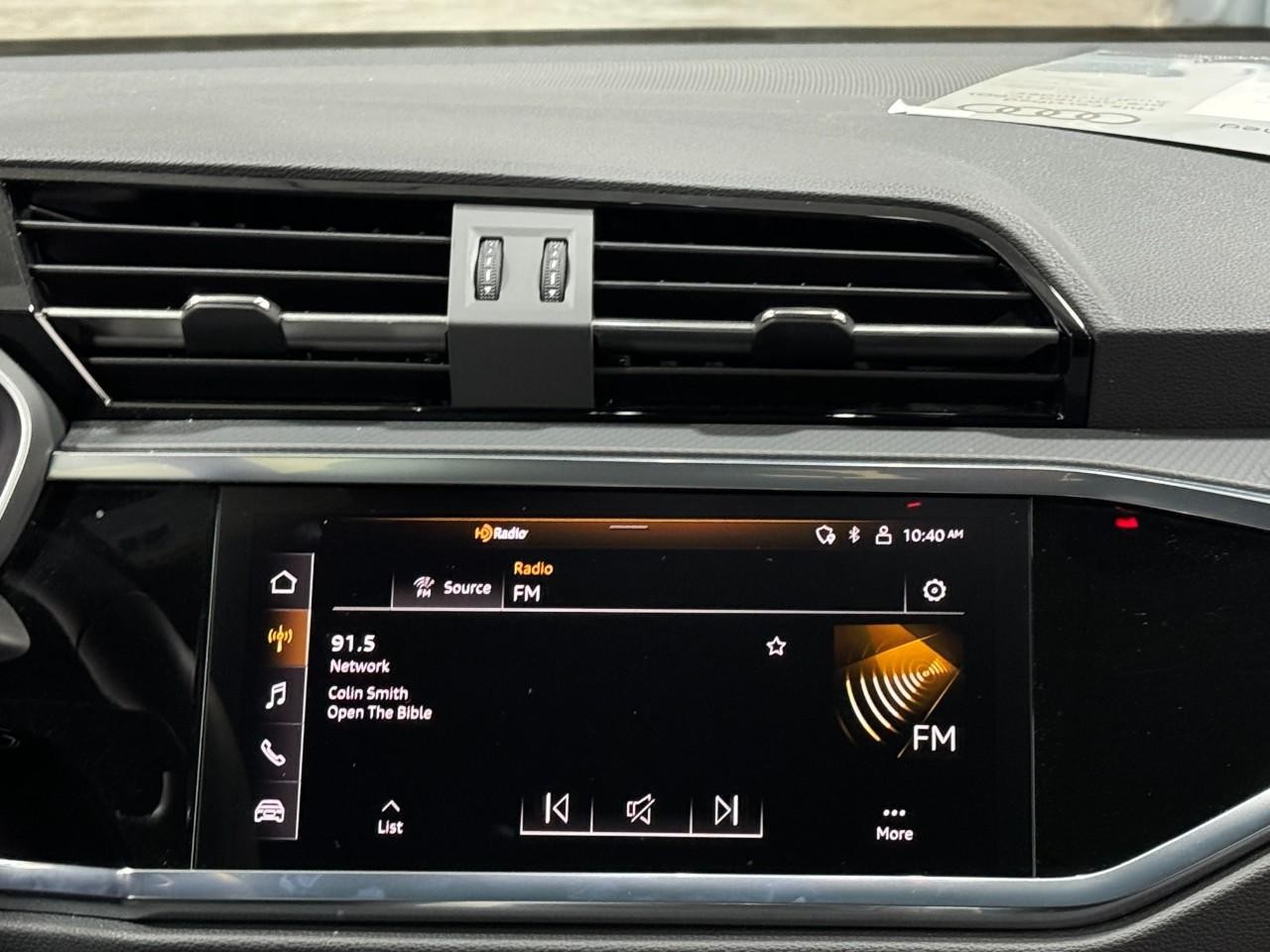 Audi Q3 Vehicle Full-screen Gallery Image 14