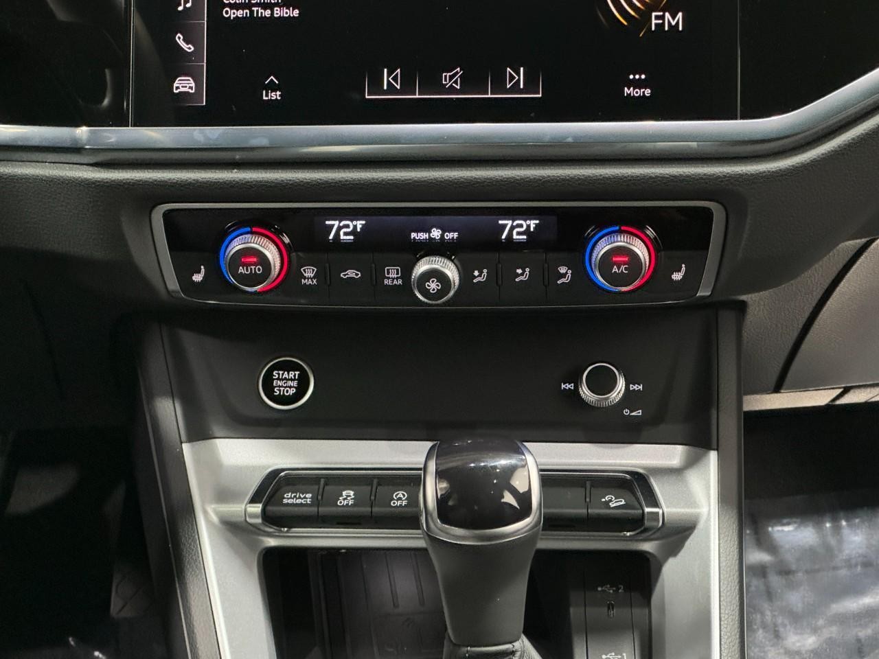 Audi Q3 Vehicle Full-screen Gallery Image 15