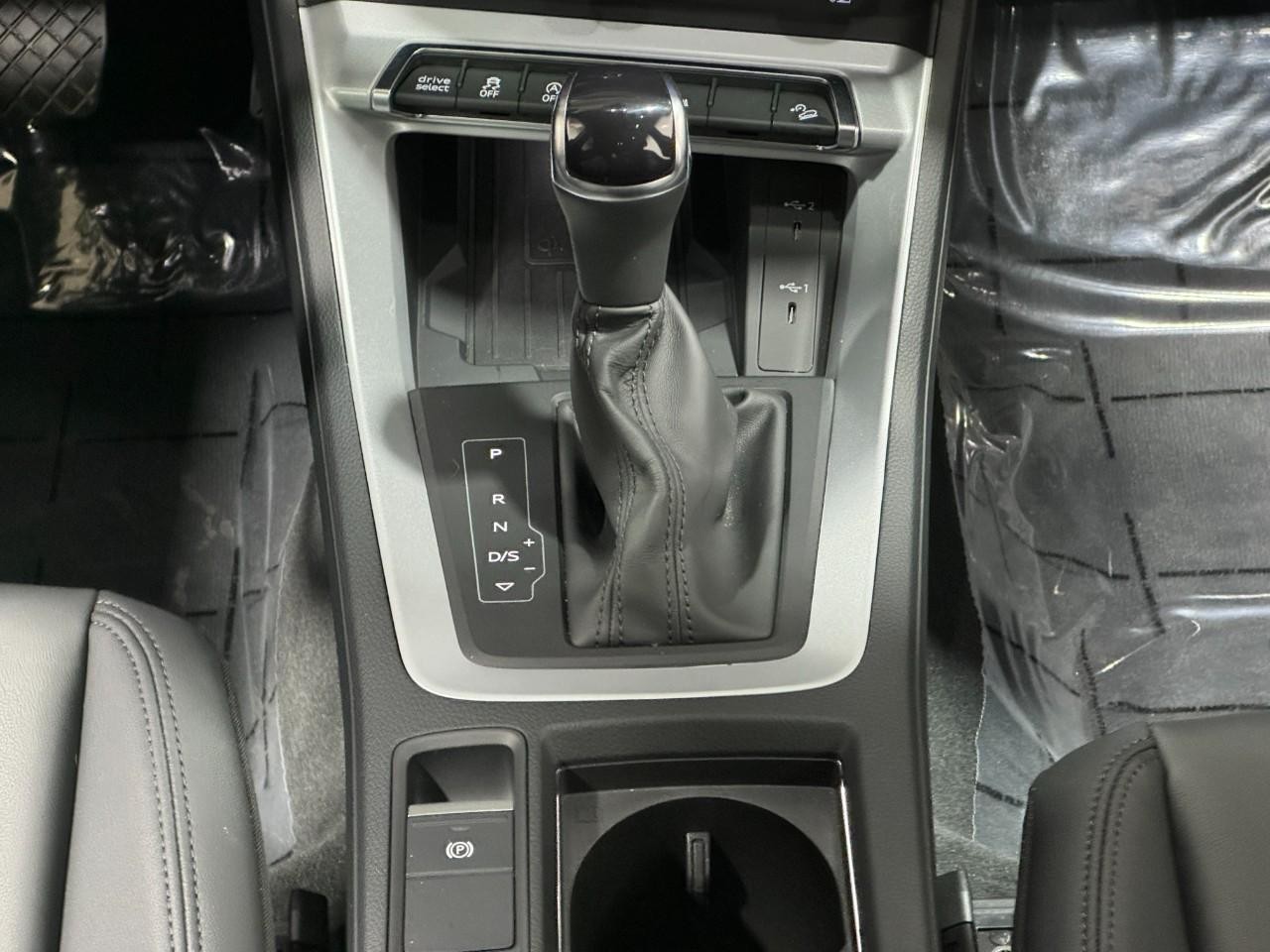 Audi Q3 Vehicle Full-screen Gallery Image 16