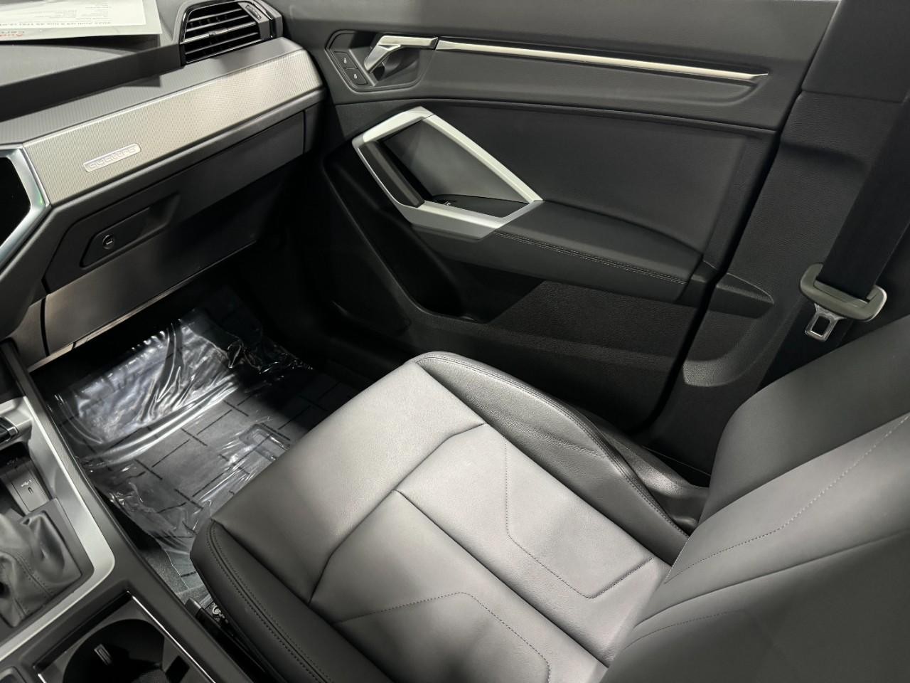 Audi Q3 Vehicle Full-screen Gallery Image 17