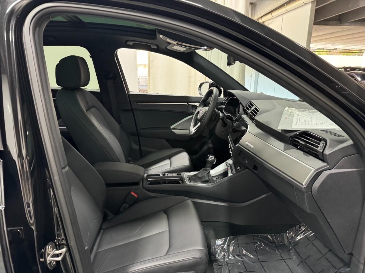 Audi Q3 Vehicle Full-screen Gallery Image 18