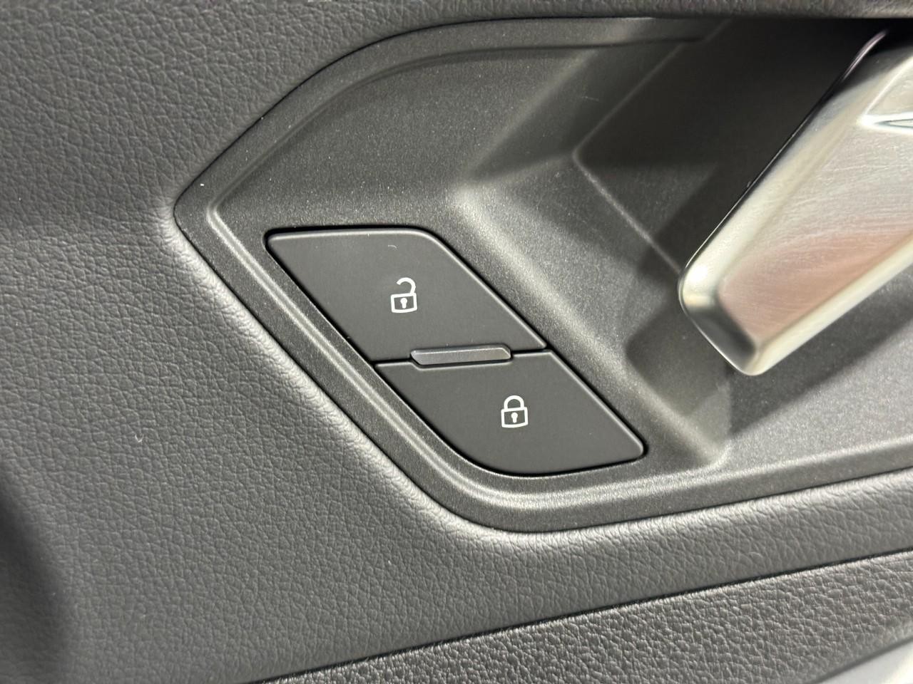 Audi Q3 Vehicle Full-screen Gallery Image 21