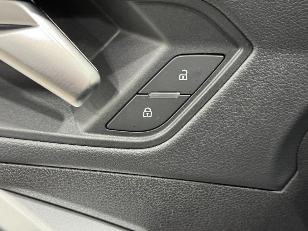 Audi Q3 Vehicle Full-screen Gallery Image 23