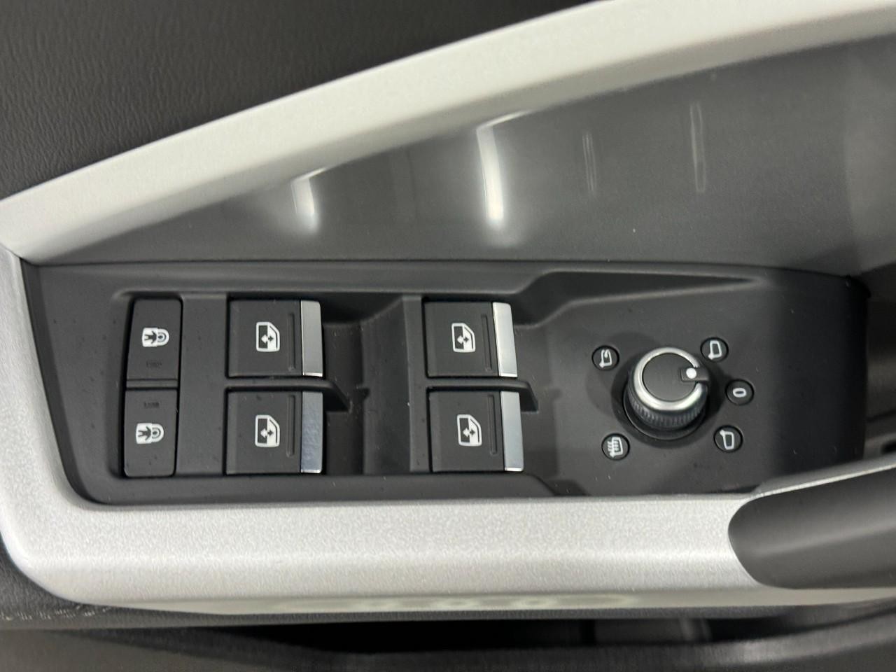 Audi Q3 Vehicle Full-screen Gallery Image 24