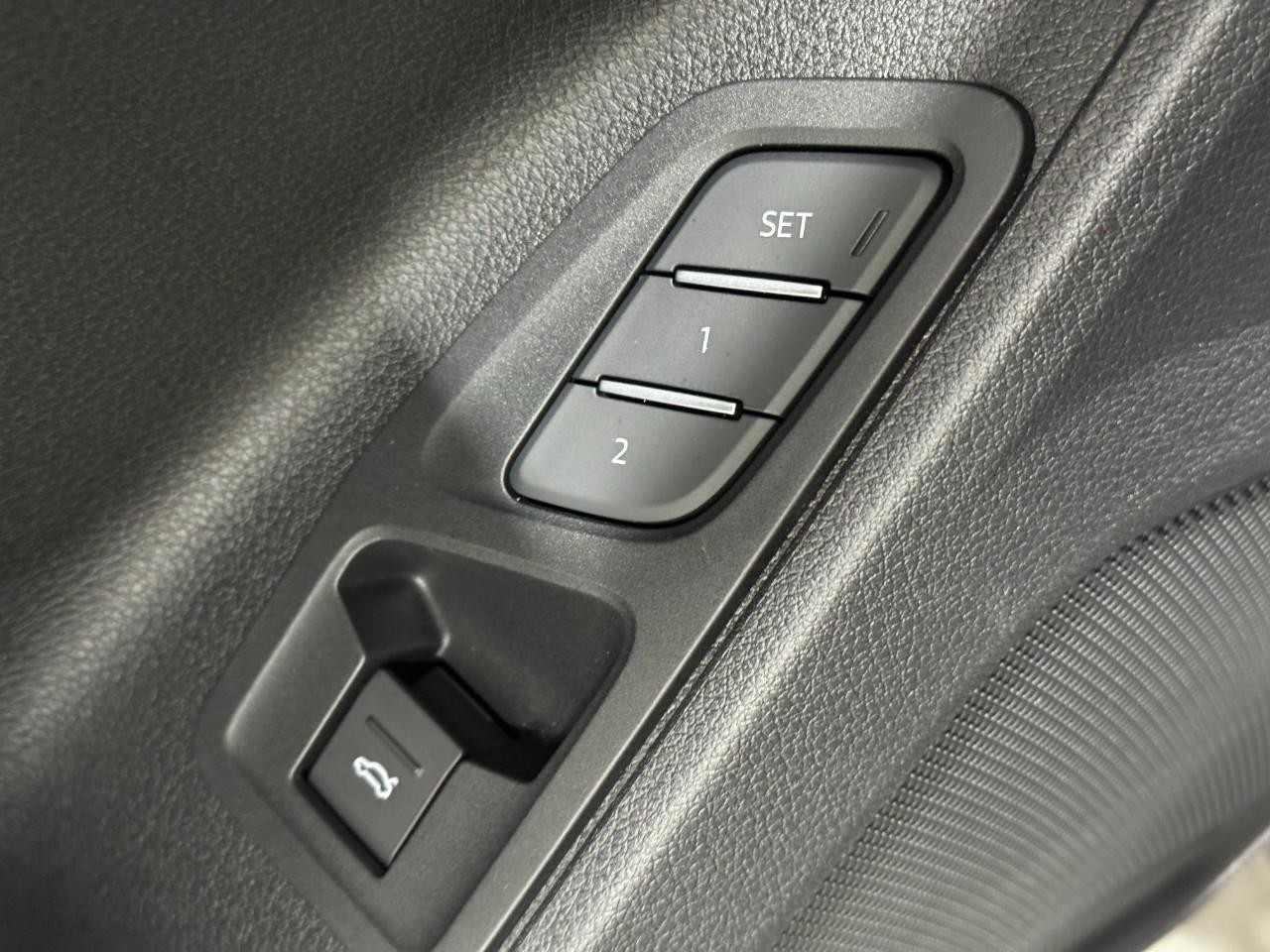 Audi Q3 Vehicle Full-screen Gallery Image 25