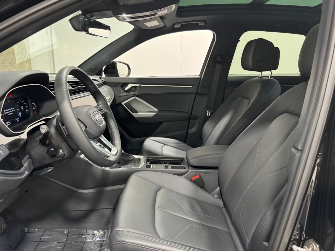 Audi Q3 Vehicle Full-screen Gallery Image 26