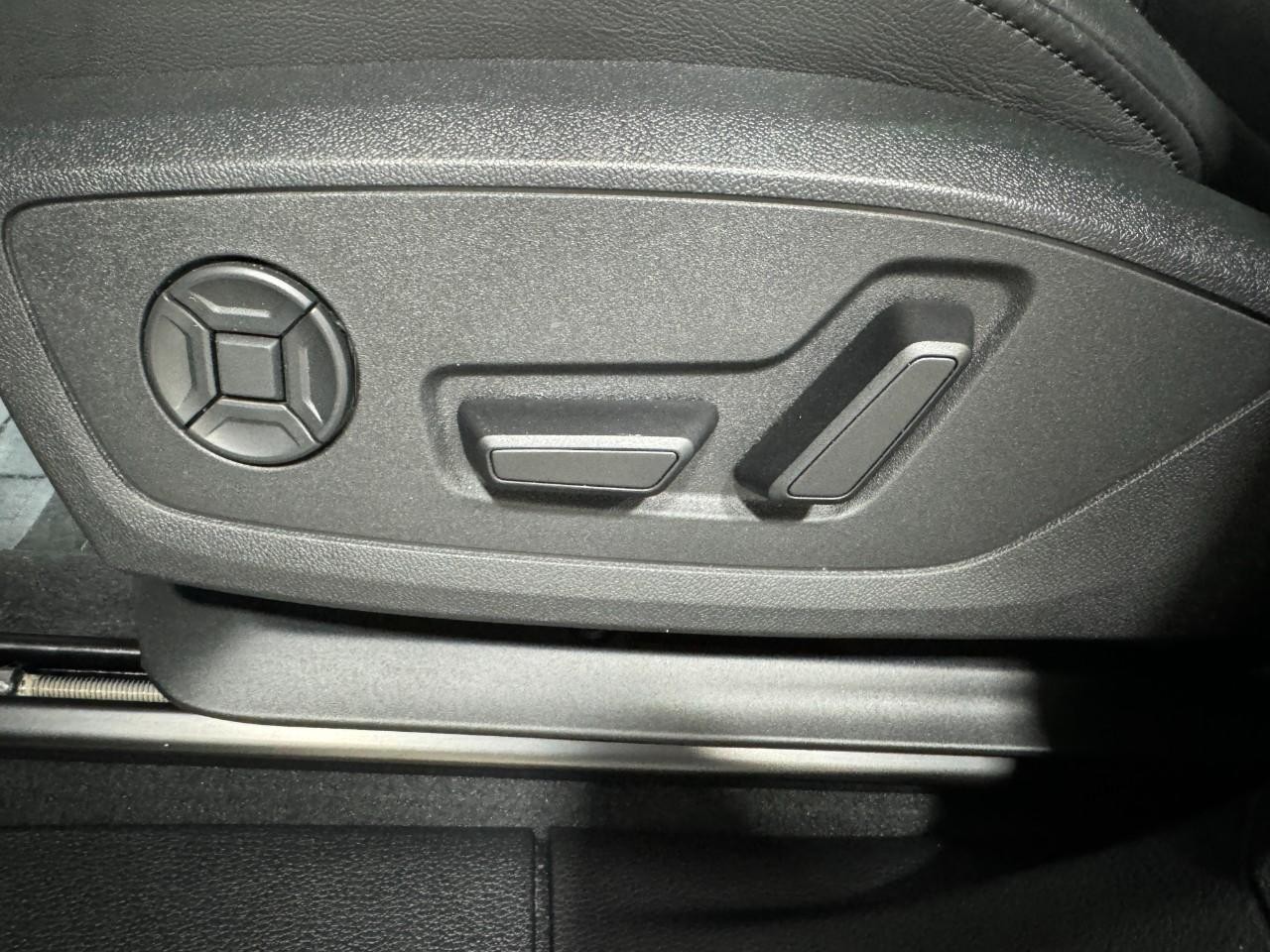 Audi Q3 Vehicle Full-screen Gallery Image 28