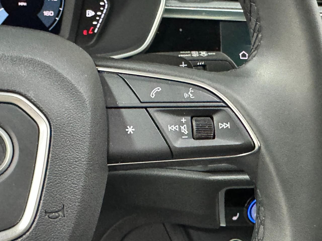 Audi Q3 Vehicle Full-screen Gallery Image 32