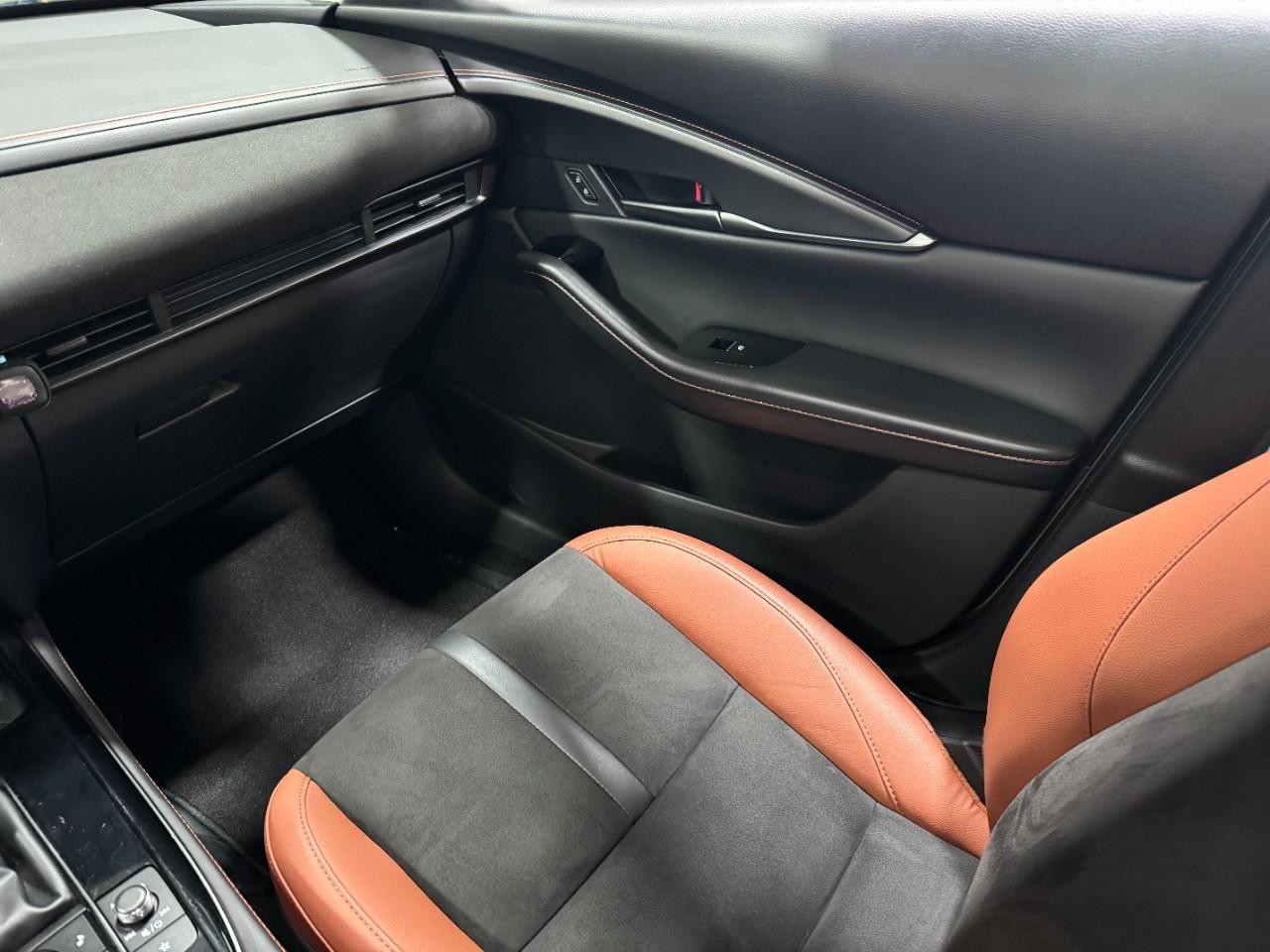 Mazda CX-30 Vehicle Full-screen Gallery Image 17