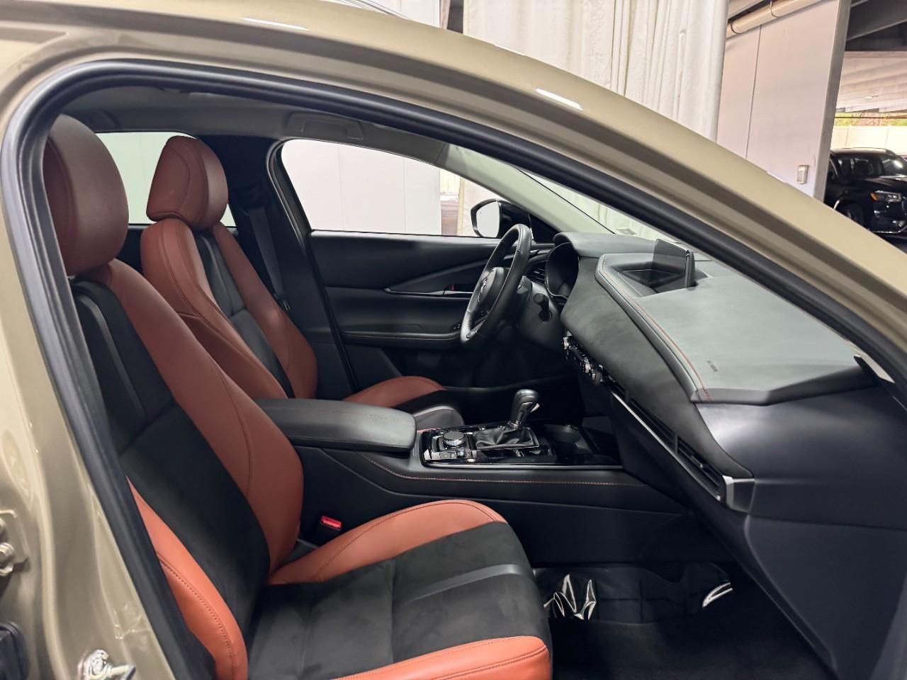 Mazda CX-30 Vehicle Full-screen Gallery Image 18