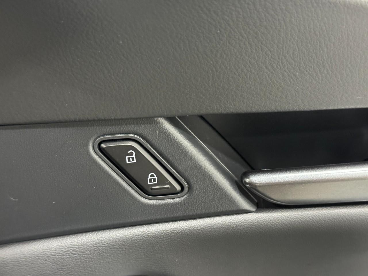 Mazda CX-30 Vehicle Full-screen Gallery Image 20