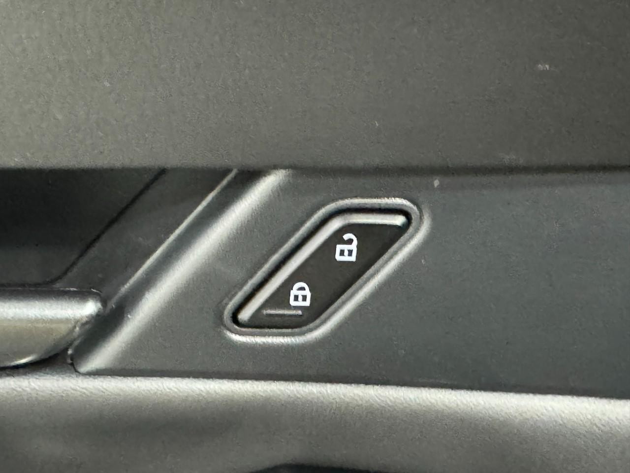 Mazda CX-30 Vehicle Full-screen Gallery Image 22