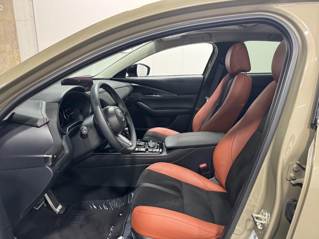 Mazda CX-30 Vehicle Full-screen Gallery Image 24