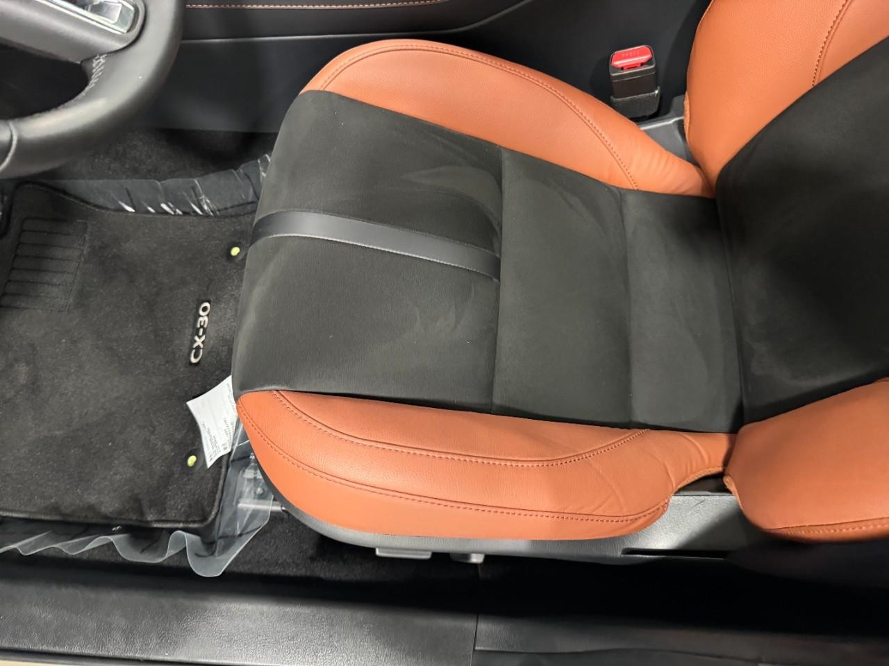 Mazda CX-30 Vehicle Full-screen Gallery Image 25