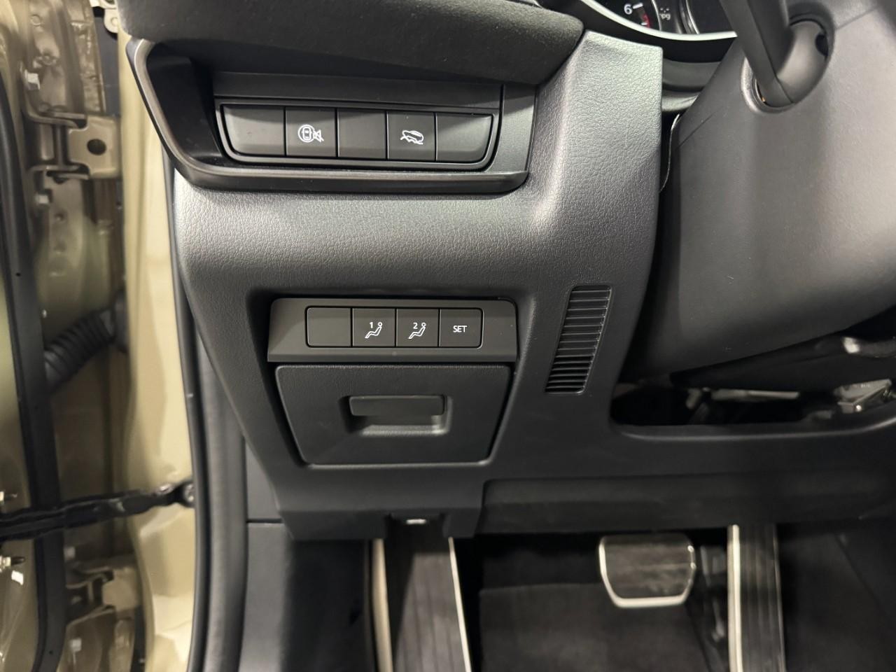 Mazda CX-30 Vehicle Full-screen Gallery Image 27