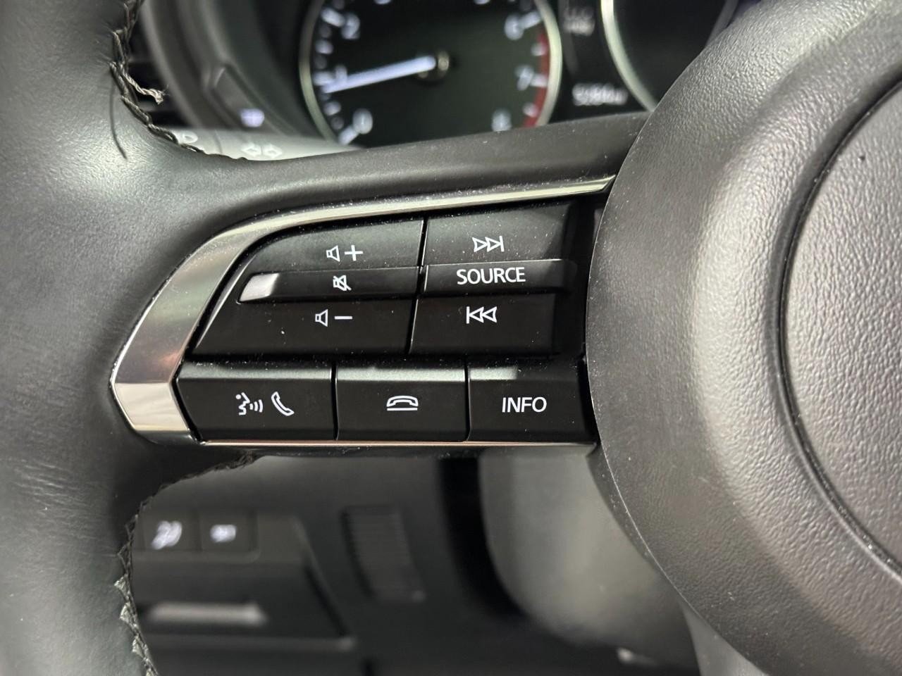 Mazda CX-30 Vehicle Full-screen Gallery Image 28