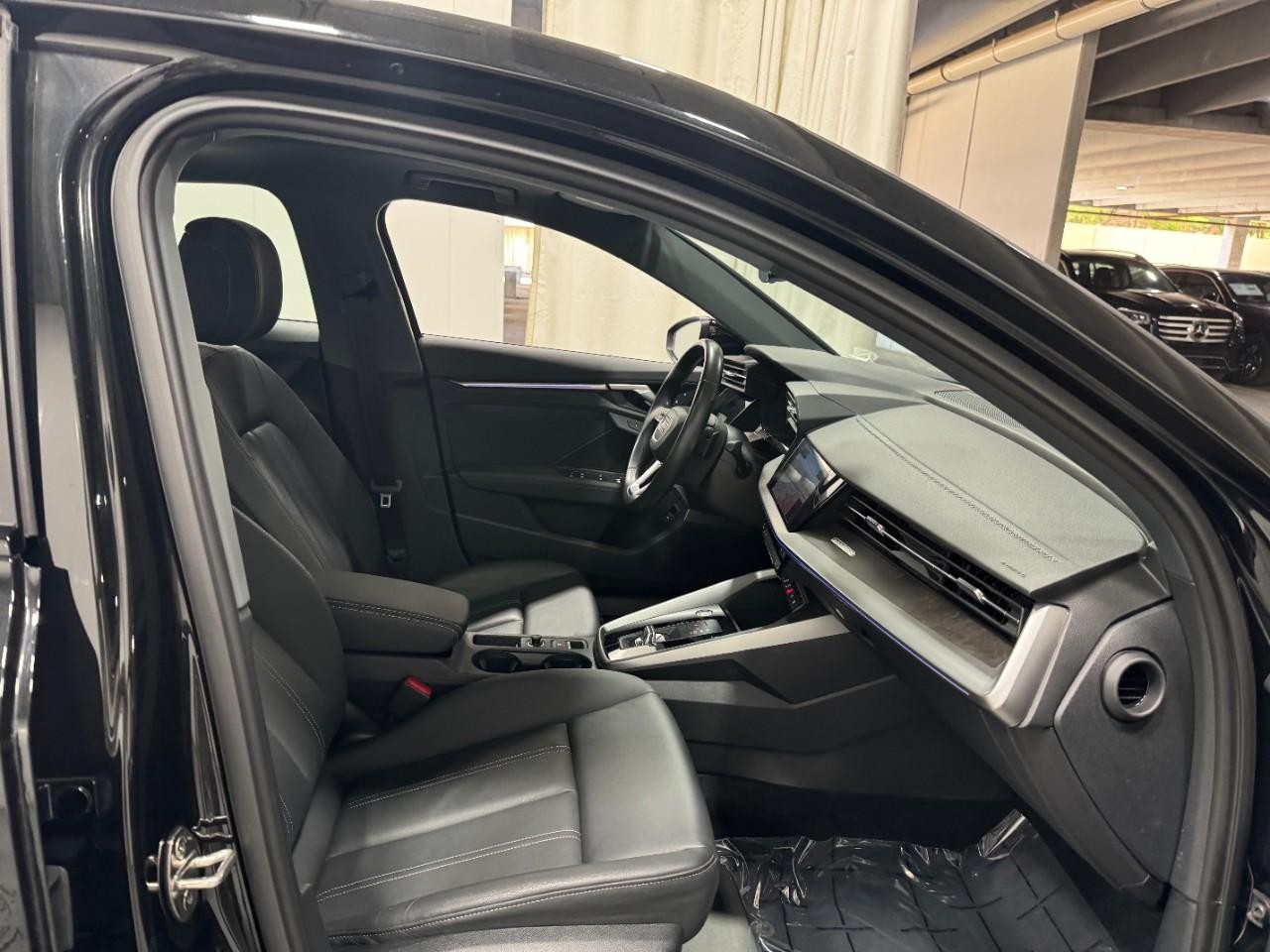 Audi A3 Vehicle Full-screen Gallery Image 18