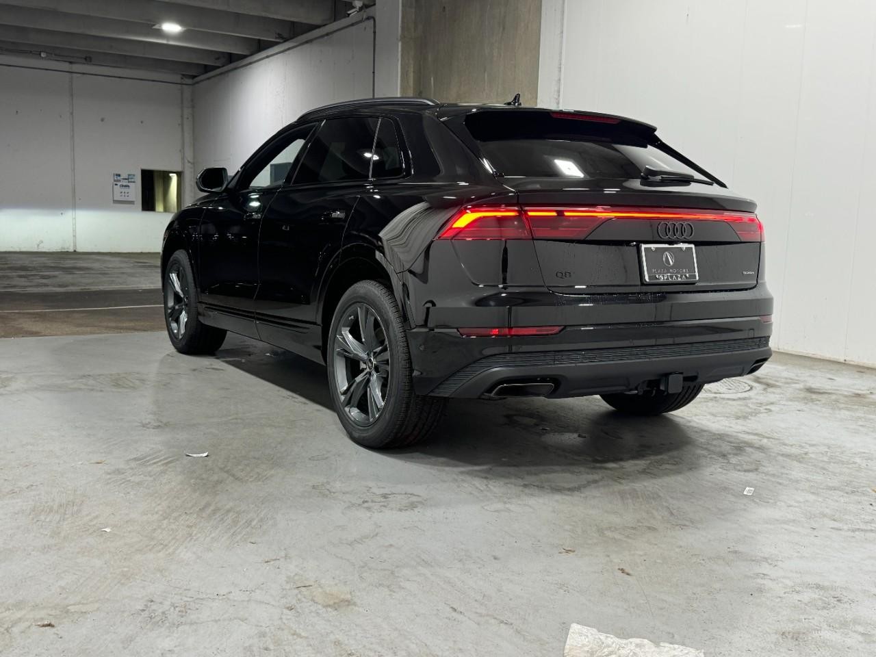 Audi Q8 Vehicle Full-screen Gallery Image 3