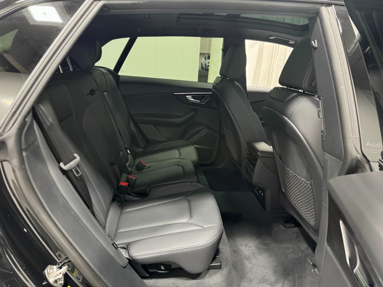 Audi Q8 Vehicle Full-screen Gallery Image 10