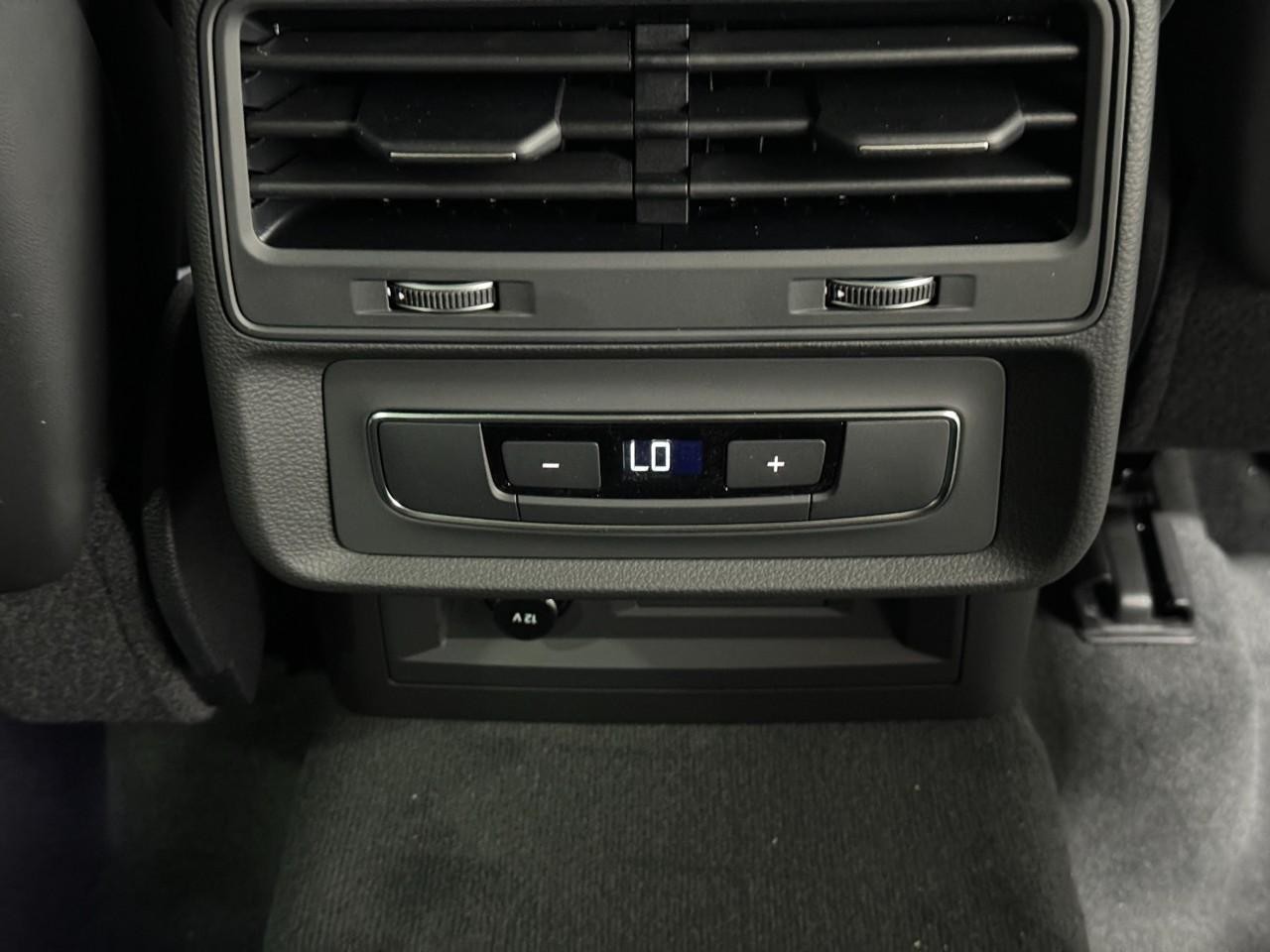 Audi Q8 Vehicle Full-screen Gallery Image 11