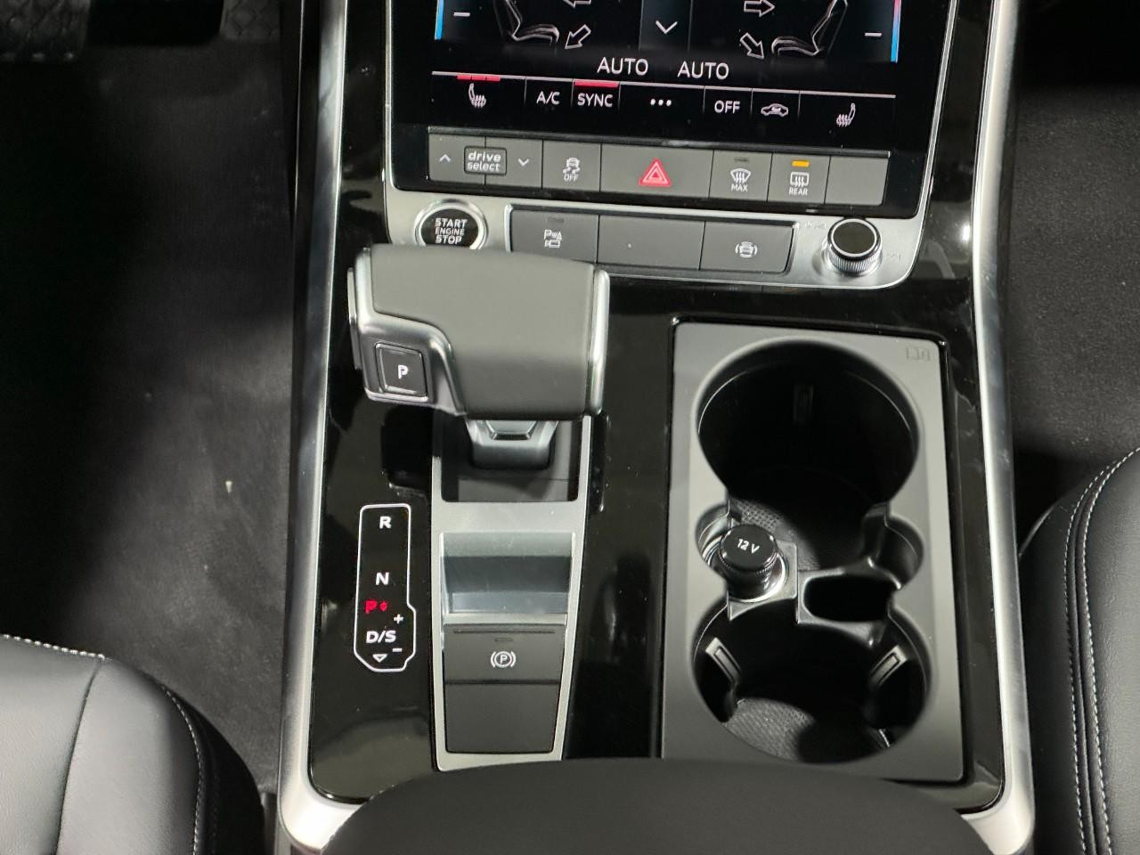 Audi Q8 Vehicle Full-screen Gallery Image 17