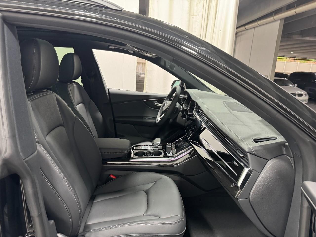 Audi Q8 Vehicle Full-screen Gallery Image 19