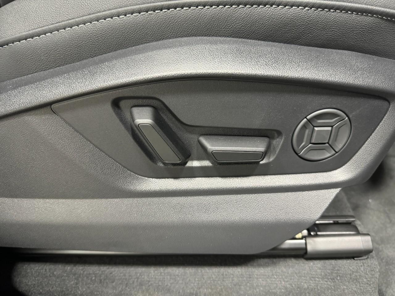 Audi Q8 Vehicle Full-screen Gallery Image 21