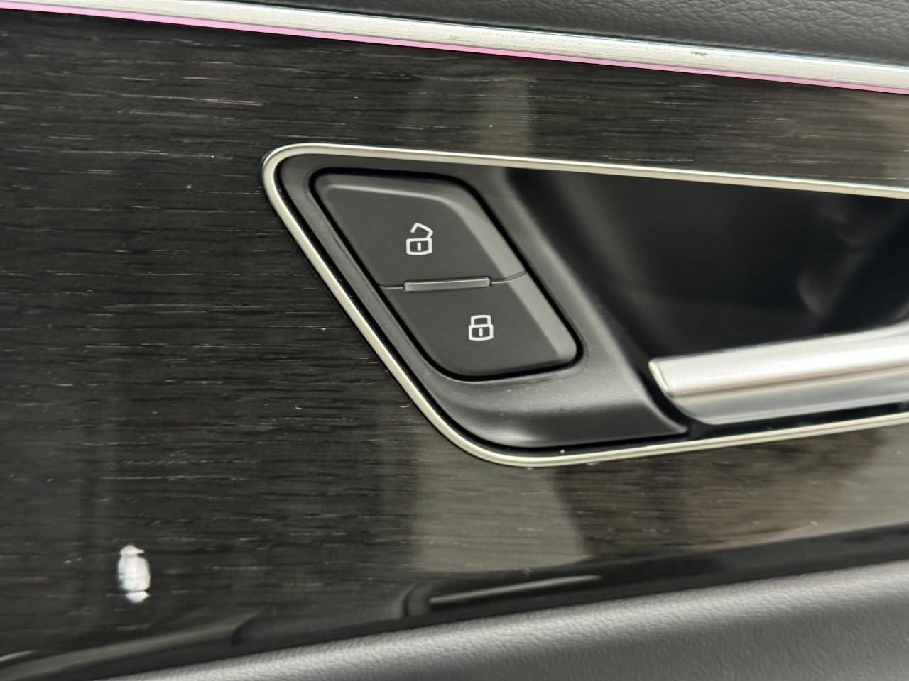 Audi Q8 Vehicle Full-screen Gallery Image 22