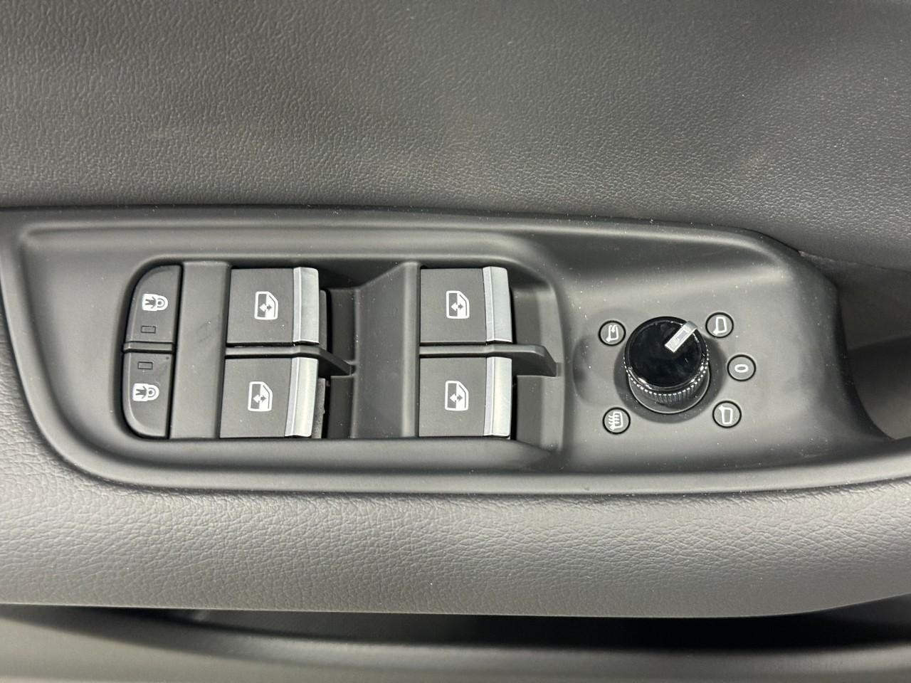 Audi Q8 Vehicle Full-screen Gallery Image 25