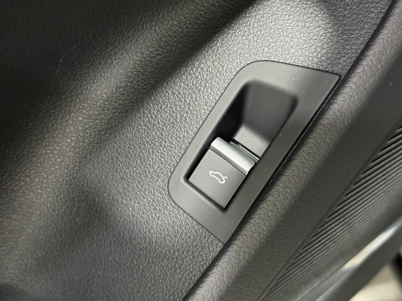 Audi Q8 Vehicle Full-screen Gallery Image 26