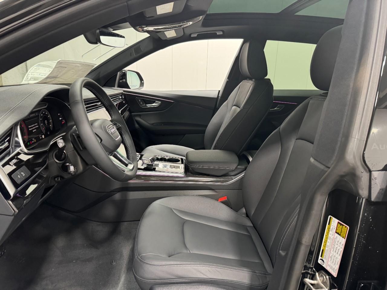 Audi Q8 Vehicle Full-screen Gallery Image 28