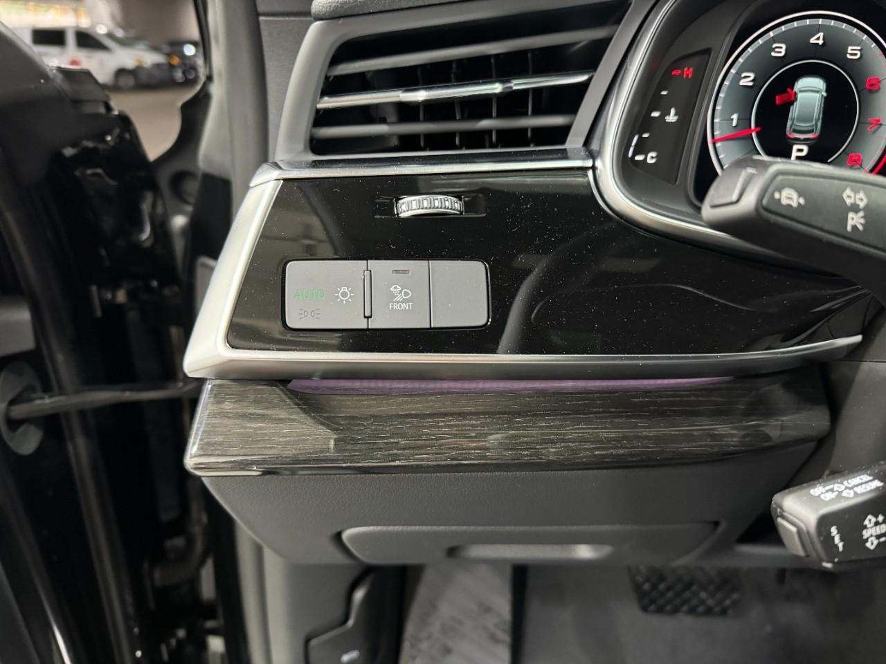 Audi Q8 Vehicle Full-screen Gallery Image 31