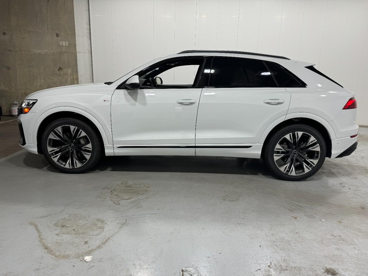 Audi Q8 Vehicle Full-screen Gallery Image 2