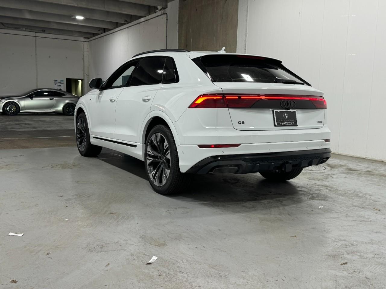 Audi Q8 Vehicle Full-screen Gallery Image 3