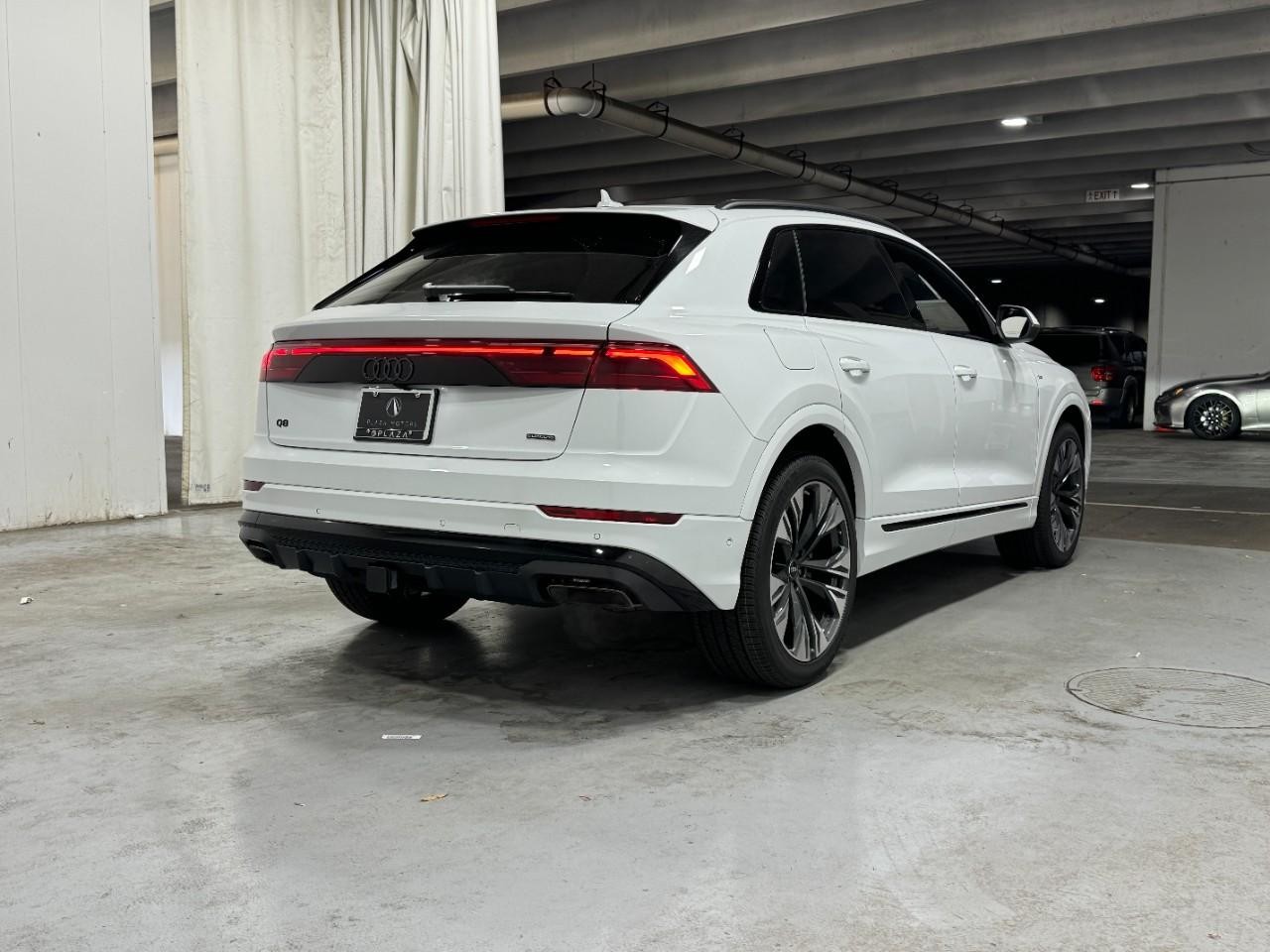 Audi Q8 Vehicle Full-screen Gallery Image 4