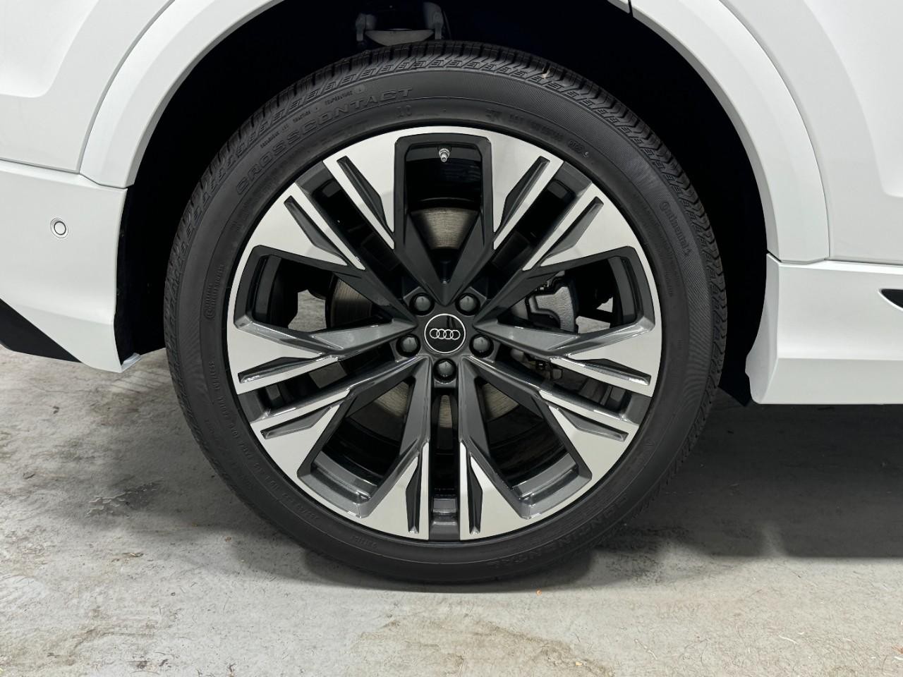 Audi Q8 Vehicle Full-screen Gallery Image 5