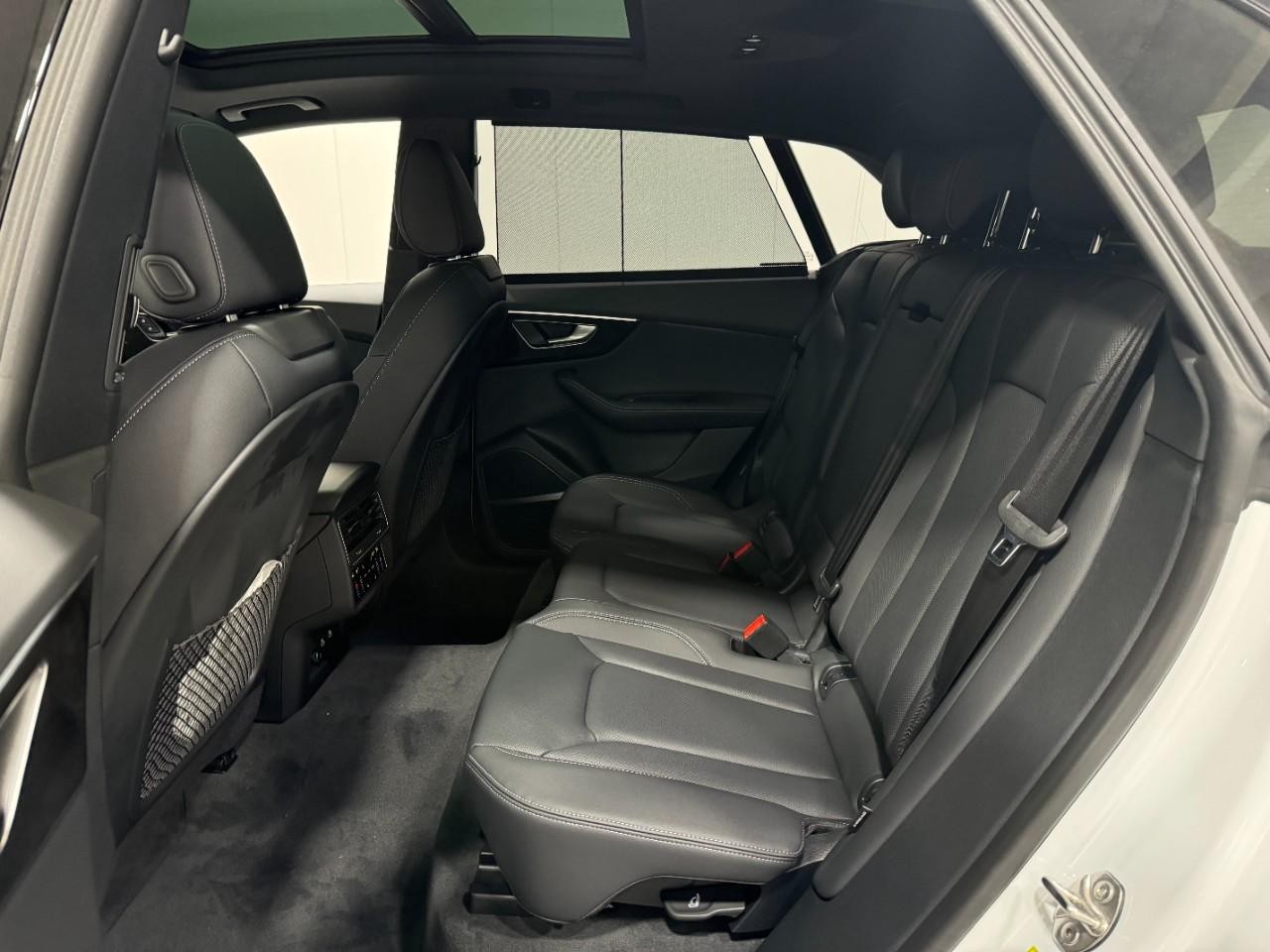 Audi Q8 Vehicle Full-screen Gallery Image 8