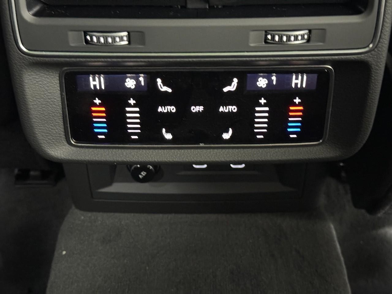 Audi Q8 Vehicle Full-screen Gallery Image 11