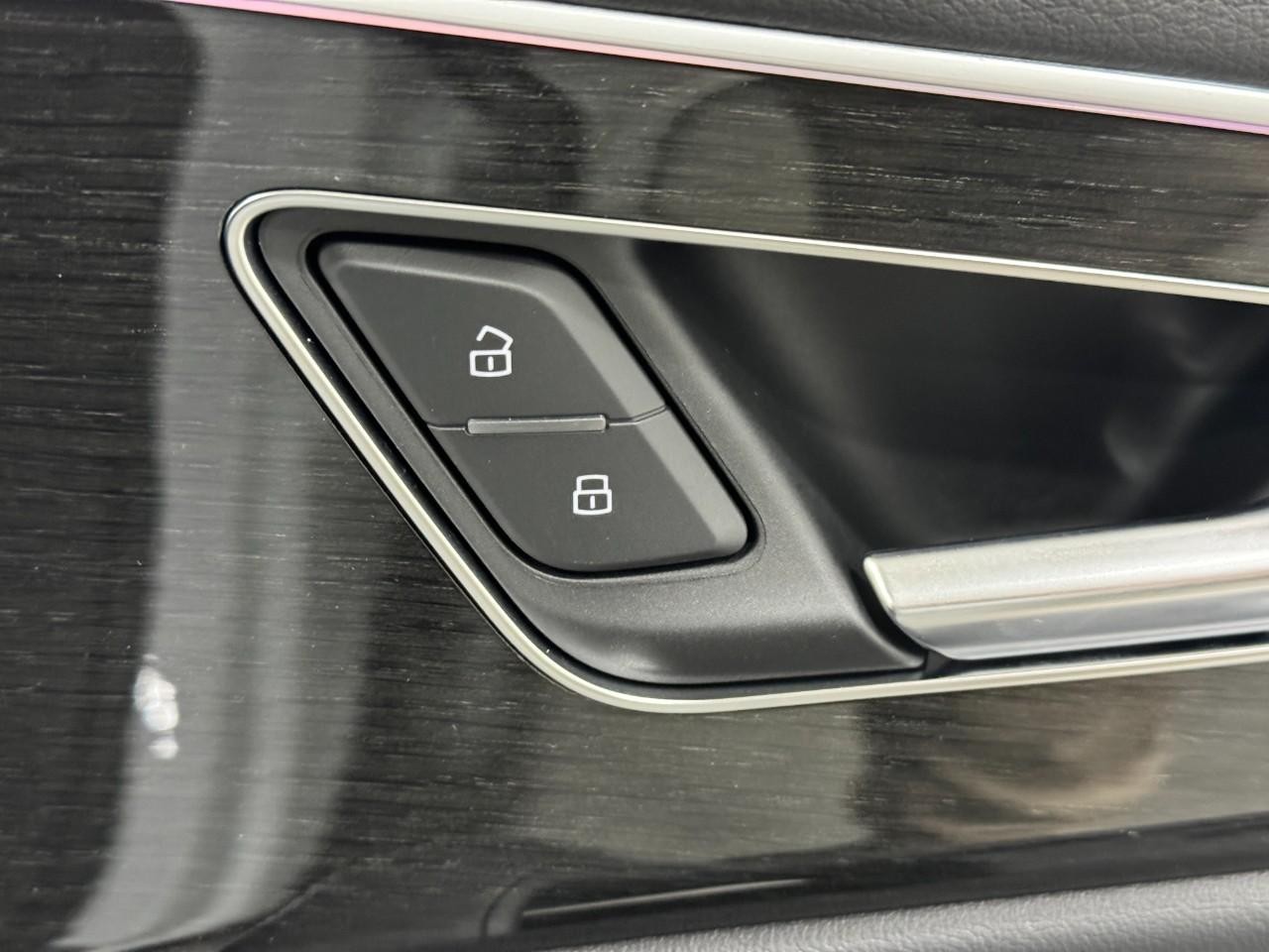 Audi Q8 Vehicle Full-screen Gallery Image 22