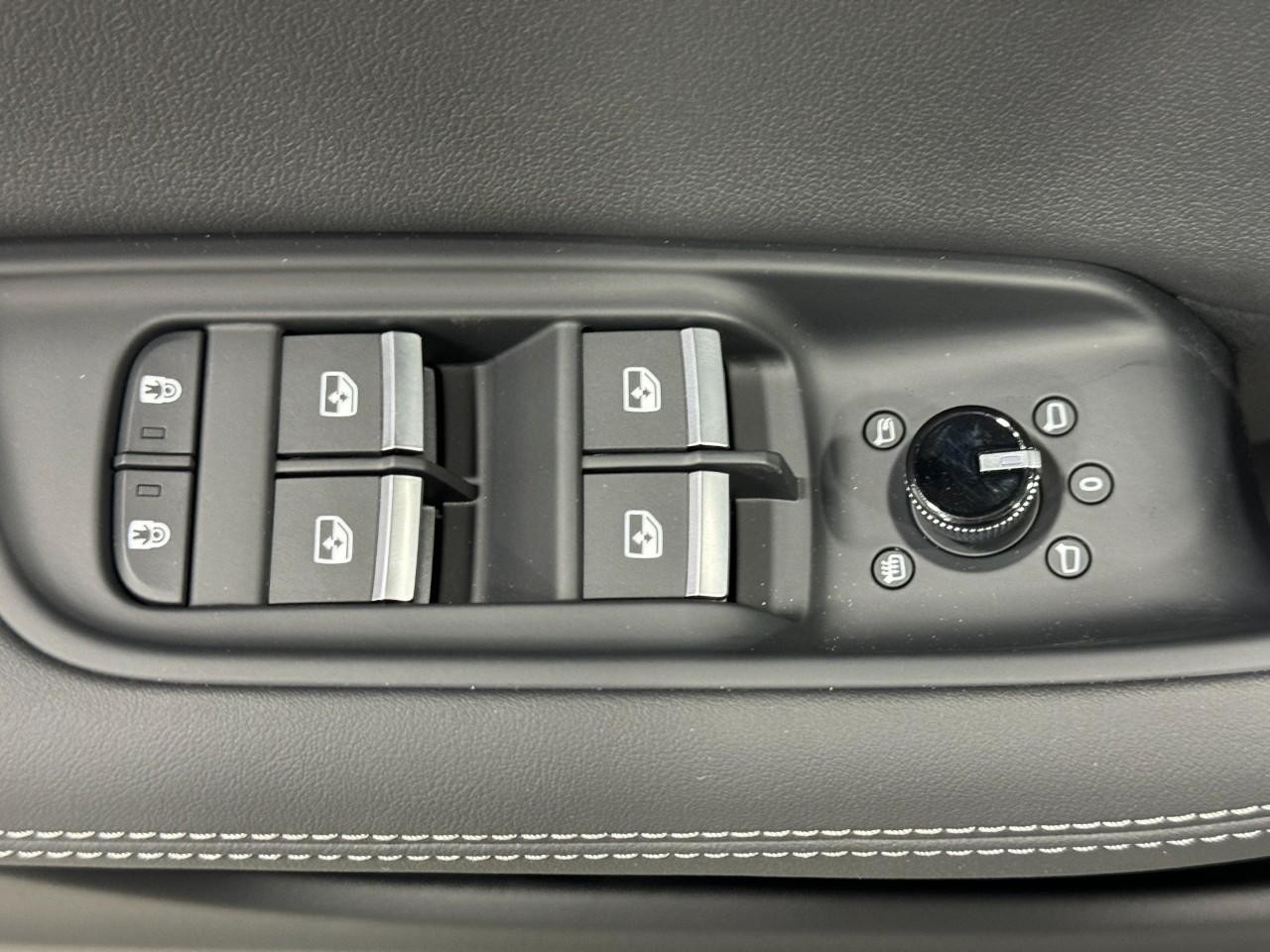 Audi Q8 Vehicle Full-screen Gallery Image 25