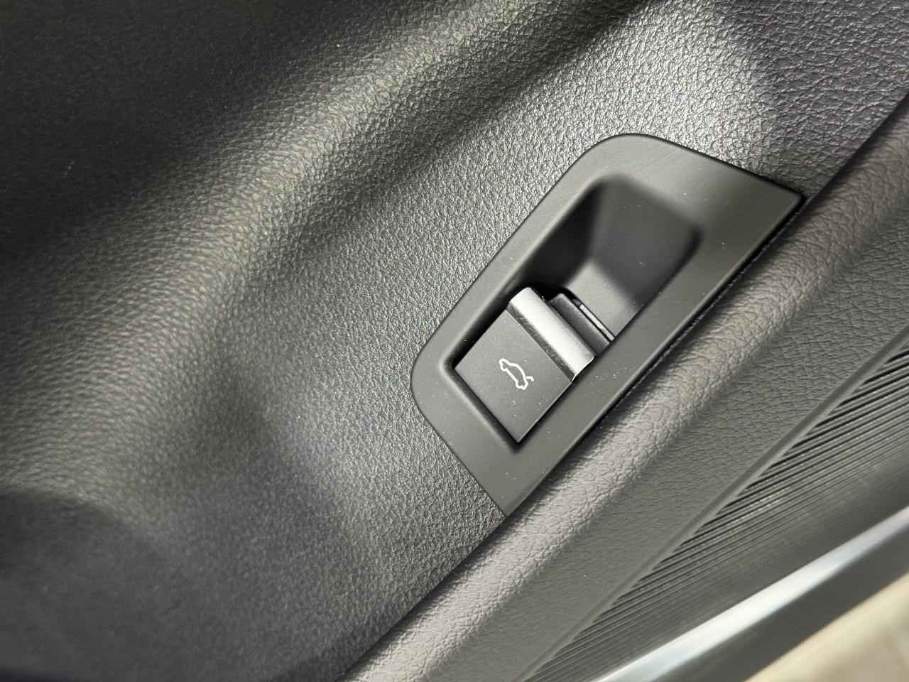 Audi Q8 Vehicle Full-screen Gallery Image 26