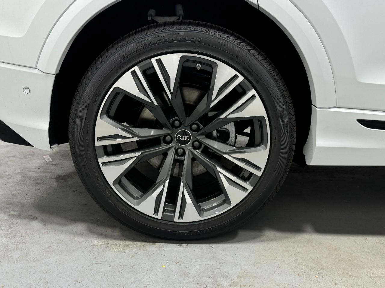 Audi Q8 Vehicle Full-screen Gallery Image 5