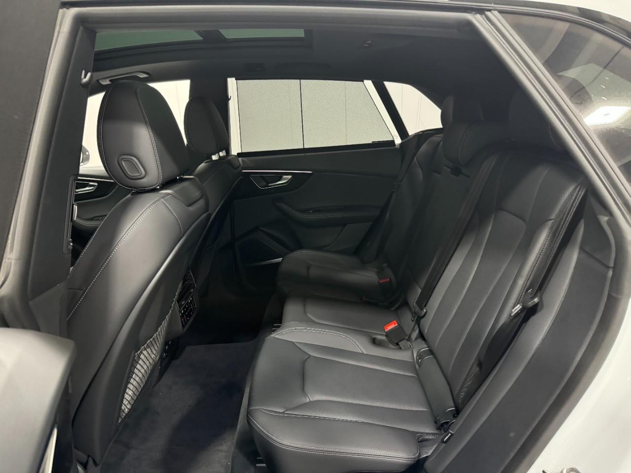 Audi Q8 Vehicle Full-screen Gallery Image 8