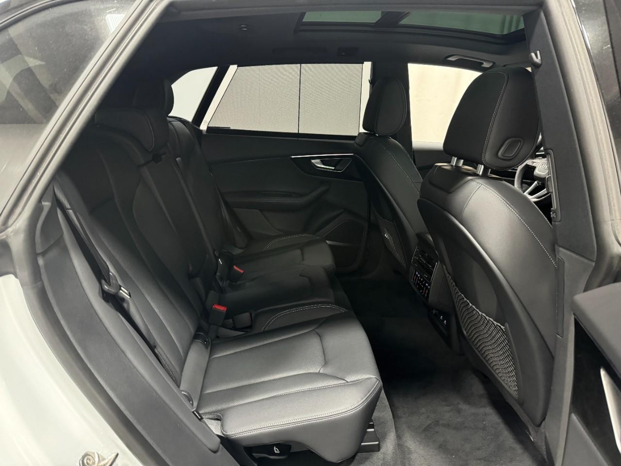 Audi Q8 Vehicle Full-screen Gallery Image 10