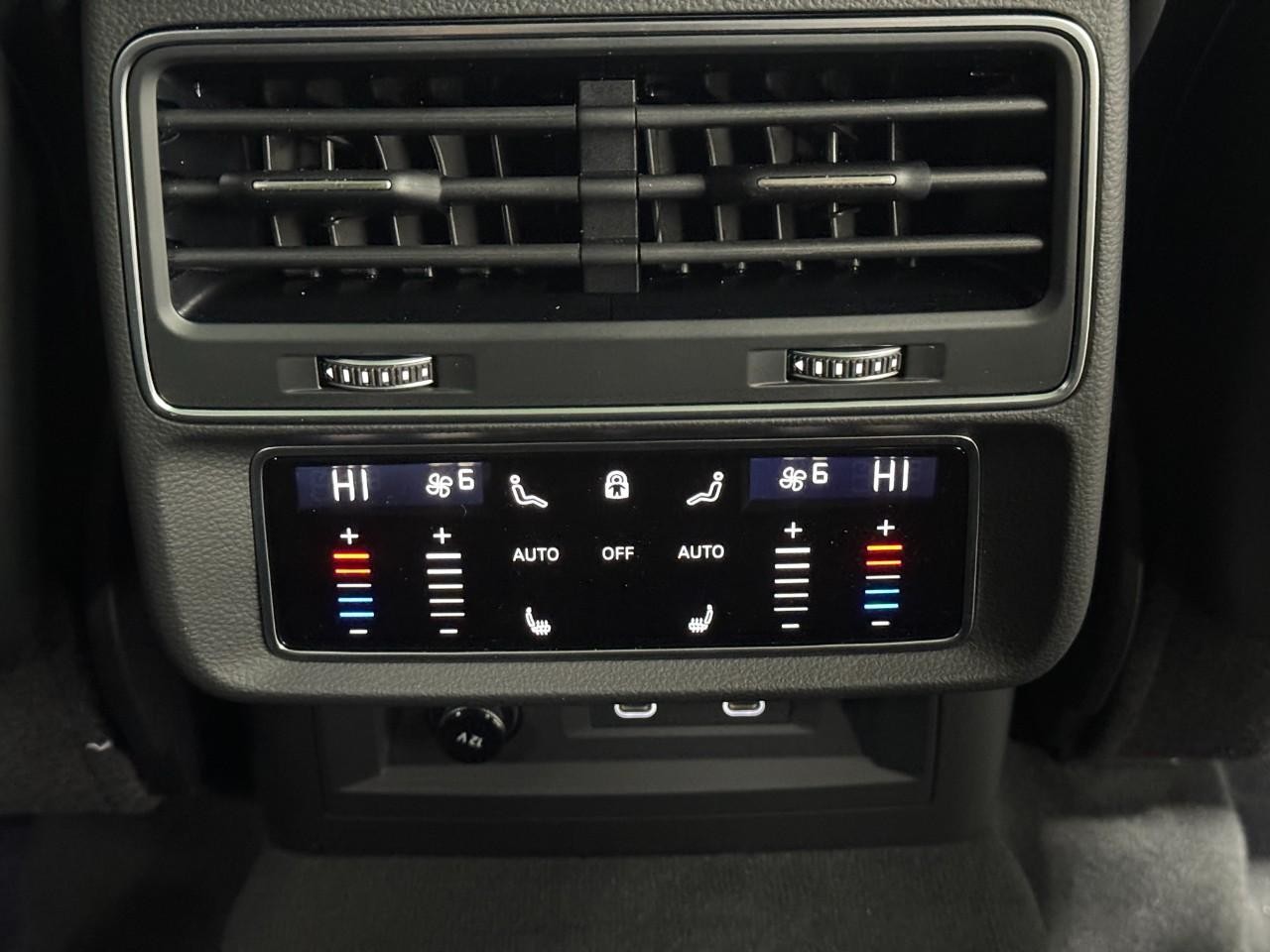 Audi Q8 Vehicle Full-screen Gallery Image 11