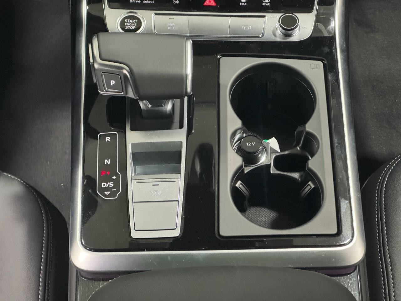 Audi Q8 Vehicle Full-screen Gallery Image 17